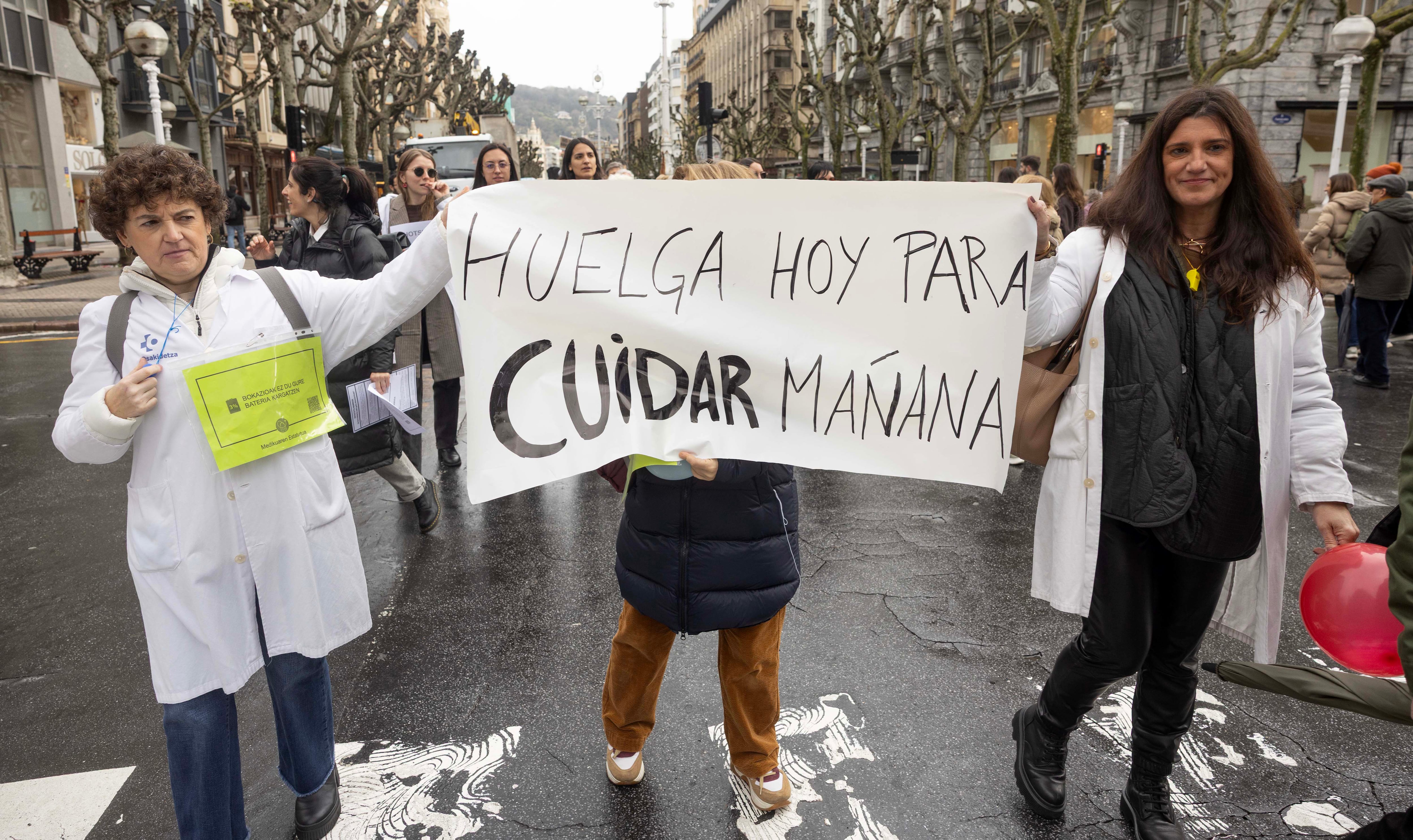 Manifestación de médicos en San Sebastián, en la primera semana de huelga, en febrero.