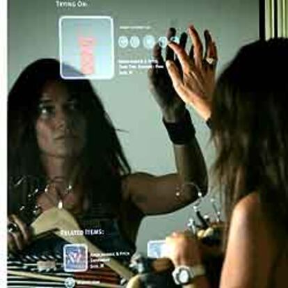 Una mujer muestra cómo funciona el <i>espejo mágico.</i>