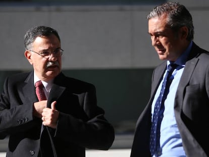El juez Ángel Hurtado, a la izquierda, y Enrique López en 2015.