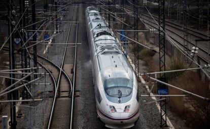 Un tren AVE sale de Barcelona. 