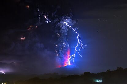 El volcán chileno Calbuco, situado a 1.000 kilómetros al sur de Santiago, ha vuelto a entrar en erupción, por segunda vez en varias horas. Se mantiene la alerta roja en la región.