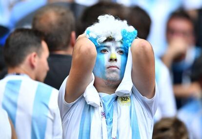 Aficionado argentino se lamenta después del partido.