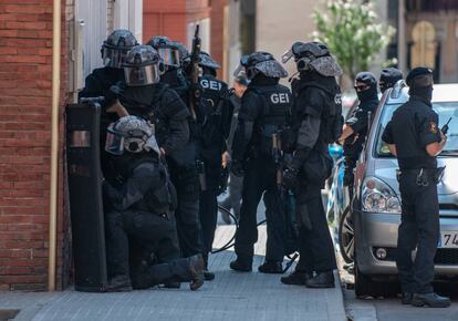 Agentes del grupo especial de intervención de los Mossos d'Esquadra, esta mañana en Cornellà.