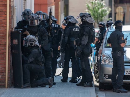 Agentes del grupo especial de intervención de los Mossos d'Esquadra, esta mañana en Cornellà.