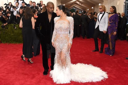 Kanye dice que sonreír no es cool. Pero no nos engaña, en el fondo Kanye estaba triste. Miraba a Kim fijamente con ojos de cachorrillo diciendo en su lenguaje telepático: "Sácame de aquí, Kim. Tu vestido es igual que el de Beyoncé hace tres años y lo saben todos"