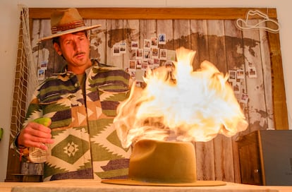 El artesano sombrerero Alejandro Mateos durante el proceso de fabricacin de sombreros en su taller de Retamar, Almera.