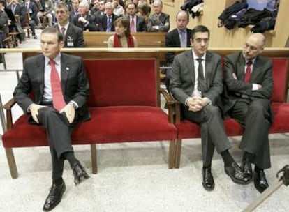 El <i>lehendakari,</i> Juan José Ibarretxe (izquierda), y los dirigentes socialistas Patxi López y Rodolfo Ares, en la vista del juicio que comenzó ayer.