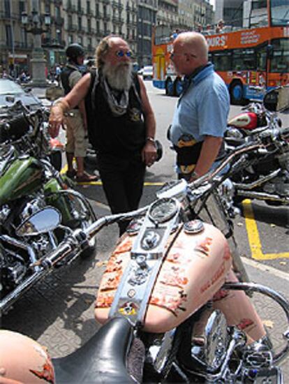 Dos veteranos <i>harlystas, </i>ayer, en el centro de Barcelona.