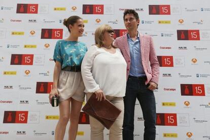 El actor y director Paco León posa con su madre, Carmina Barrios, y su hermana, la actriz María León, tras la presentación hoy de la película 'Carmina o revienta'.