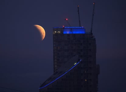 El eclipse lunar visto sobre Canary Wharf en Londres (Reino Unido).