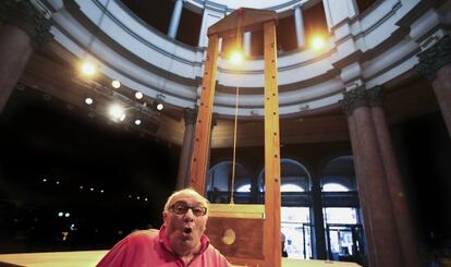 Pericot, ayer junto a su guillotina, en el Mercat de les Flors. 