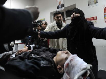 La madre de Mohammed Shawi ante el cadáver de su hijo.