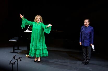 Ekaterina Semenchuk y Semión Skiguin saludan al final de su recital en el Teatro de la Zarzuela.