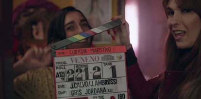 Valeria Vegas (derecha), en el rodaje de ‘Veneno’ junto a Lola Rodríguez, la actriz que la interpreta en la serie.