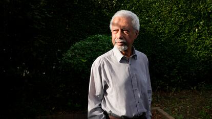 Abdulrazak Gurnah em sua casa em  Canterbury, na Inglaterra, em outubro.