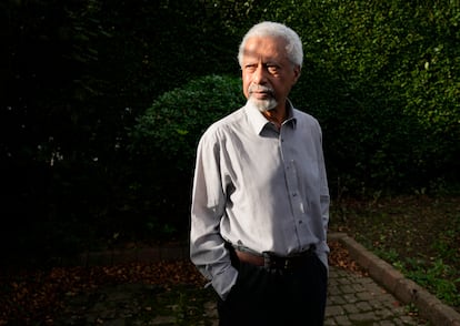 Abdulrazak Gurnah em sua casa em  Canterbury, na Inglaterra, em outubro.