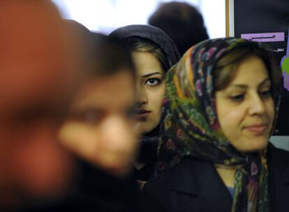Mujeres iraníes hacen cola para votar en Aradan el viernes.