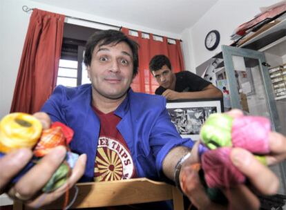 Gorosito en el taller de su casa, con un alumno al que dio clases en un centro de menores.