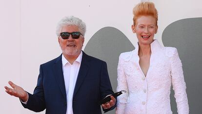 El cineasta español Pedro Almodovar y la actriz británica Tilda Swinton, en el Festival de Cine de Venecia, el pasado septiembre.