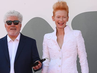 El cineasta español Pedro Almodovar y la actriz británica Tilda Swinton, en el Festival de Cine de Venecia, el pasado septiembre.