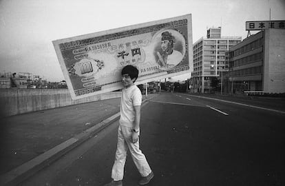 An image of Genpei Akasegawa in 1967 from the exhibition 'The Documentation Photographs of the Japanese Avant-garde Art and Performance / 1964 -1973.'