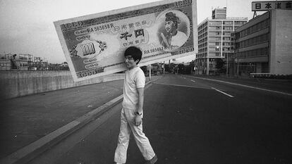 Imagen de Genpei Akasegawa en 1967 perteneciente a la exposición 'The Documentation Photographs of the Japanese Avant-garde Art and Performance / 1964 -1973'.