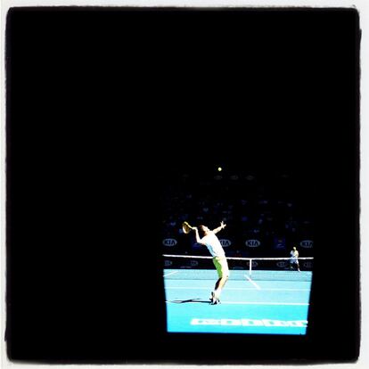 Almagro sirve ante David Ferrer durante su encuentro en cuartos de final.