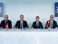 De izquierda a derecha: Roland Greiner, vicepresidente de Ventas Internacionales de Diehl para Latinoamérica y la Península Ibérica; Helmut Rauch, CEO de Diehl Defence; Ángel Escribano, presidente de Indra; y José Vicente de los Mozos, CEO de Indra, durante la firma de un acuerdo en marzo de 2026. Imagen cedida por las empresas.