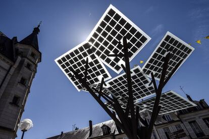 El primer "eTree" de Europa, un árbol solar y fuente de energía eléctrica y wifi, durante una ceremonia de inauguración en Nevers, Francia. Inspirada en la acacia del desierto israelí, esta construcción futurista, con follaje fotovoltaico, permite recargar teléfonos celulares, navegar por Internet, recargar una bicicleta eléctrica, distribuir agua fresca o iluminarse por la noche.