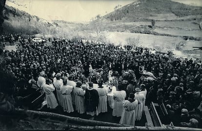 Asistencia el 10 de marzo de 1989, en la parroquia de Adán (Chantada), al entierro de cinco de las seis víctimas del asesinato múltiple.