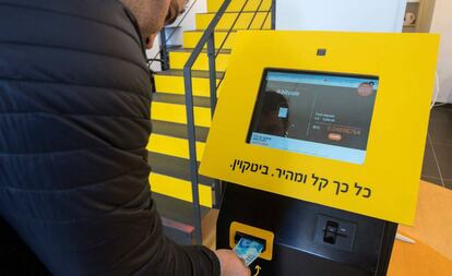 Caixa eletrônico de bitcoins em Tel Aviv, Israel, em 17 de janeiro.