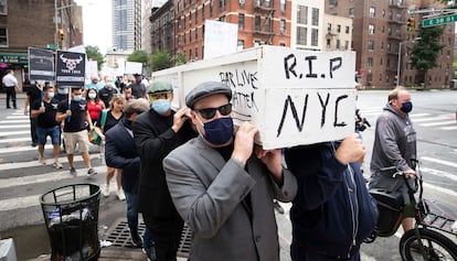 Hoteleiros de Nova York protestaram nesta segunda-feira contra as restrições em seu setor por causa da pandemia.