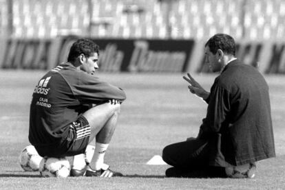 Tras su despedida, Zubizarreta no perdió el contacto con la selección. En 1999, aprovechó que el equipo preparó un encuentro en las instalaciones del Valencia, donde seguía jugando, para visitar a sus excompañeros. En la foto, habla con Fernando Hierro, heredero de su brazalete de capitán de España.