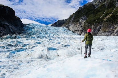 Los glaciares Franz Josef y Fox son extraordinarios por su volumen de hielo y su proximidad, tanto a los picos más elevados de los Alpes Neozelandeses como al mar de Tasmania. Se pueden dar cortos paseos hacia sus paredes o emprender una excursión por el hielo. La culminación es un vuelo panorámico que, además, brinda magníficas vistas del monte, el bosque de Estland y un océano infinito. Puestos a escoger, el Franz Josef es más impresionante, pero el de Fox (en la foto) es más pequeño y tranquilo, y el pueblo, más rural y abierto.