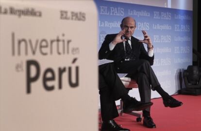 El ministro de Economía y Competitividad español, Luis de Guindos, durante su entrevista con Javier Moreno, director de EL PAÍS, en el Foro Invertir en El Perú.