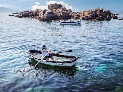 Xosé Iglesias remando cerca de su barco 'Leviatán' en las islas Lobeiras