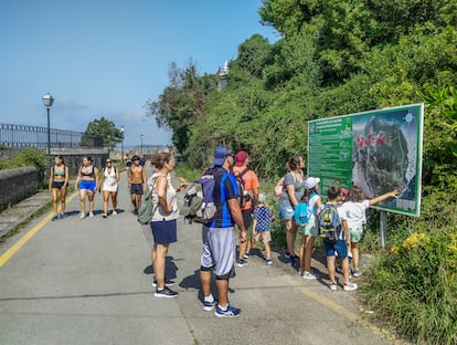 Varios paseantes, en la ruta del faro del Caballo en Santoña, el pasado 7 de agosto.