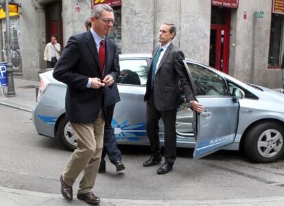 Alberto Ruiz-Gallardón llega a la calle de Fuencarral en un vehículo híbrido.