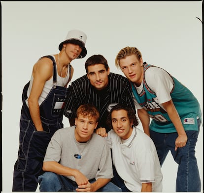 Los Backstreet Boys en una foto de estudio en 1996. De izquierda a derecha, arriba: AJ McLean, Kevin Richardson y Nick Carter. Abajo: Brian Littrell y Howie Dorough.