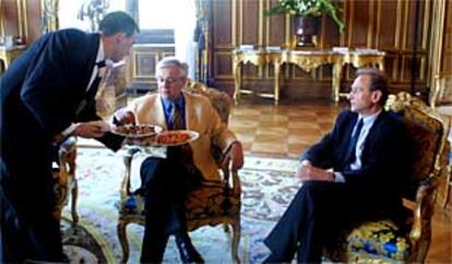 Joan Clos y Bertrand Delanoé, ayer, en el Ayuntamiento de París.