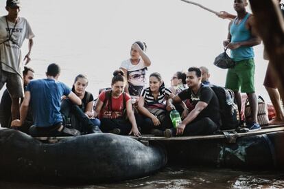 Un grupo de migrantes cubanos cruzando con baslas el Suchiate que divide México de Guatemala