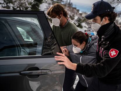 Volunteers Miguel and Rodrigo helping Triana into a car before driving her to La Paz hospital in Madrid.
