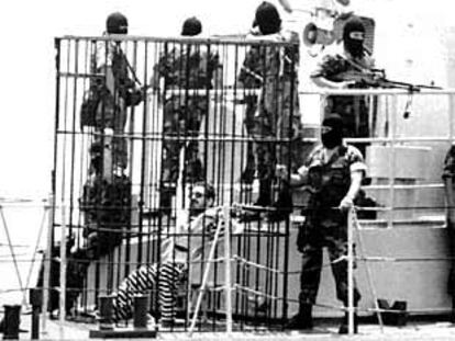 Abimael Guzmán, líder de Sendero Luminoso, es trasladado a la cárcel de máxima seguridad de El Callao, en 1993.