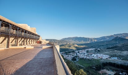 La amplia y alargada terraza que recorre el parador tanto en la zona de habitaciones como en el restaurante permite divisar la sierra de Jabalcuz.