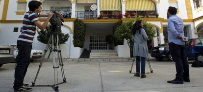 Varios cámaras de televisión toman imágenes del bloque de Fuengirola donde ayer fue encontrada muerta la cuidadora de un anciano.