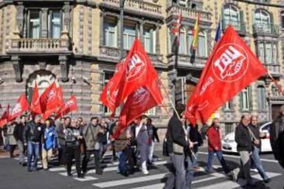 Delegados de UGT Euskadi durante una concentración realizada en Bilbao ante la Subdelegación del Gobierno. EFE/Archivo