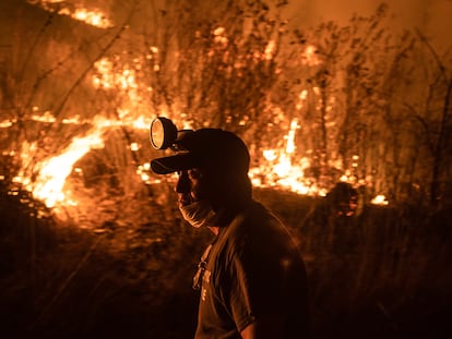 Un bombero atiende uno de los incendios en Nogales, en Veracruz, el 25 de marzo de 2024.