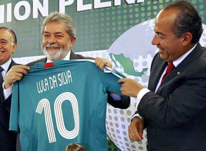 Lula posa con una camiseta en presencia del presidente de México, Felipe Calderón