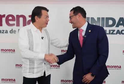 Mario Delgado, presidente del partido Movimiento de Regeneración Nacional (MORENA), dándole la bienvenida a Raúl Paz