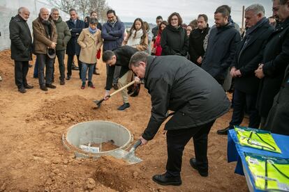 El presidente de Castilla-La Mancha, Emiliano García-Page, coloca la primera piedra del nuevo centro de salud de Cabanillas del Campo (Guadalajara), este viernes. El dirigente socialista critica el pacto del PSOE con Junts en materia de inmigración.